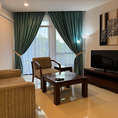 Studio At Samsuria Beach Resort Kampung Sungai Ular Exteriör bild
